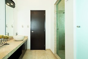 Spacious 5 Bedroom Oasis with Pool & BBQ