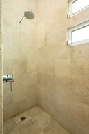 Spacious 5 Bedroom Oasis with Pool & BBQ