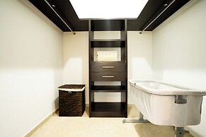 Spacious 5 Bedroom Oasis with Pool & BBQ