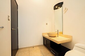 Spacious 5 Bedroom Oasis with Pool & BBQ