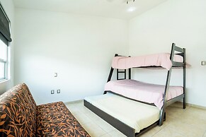 Spacious 5 Bedroom Oasis with Pool & BBQ