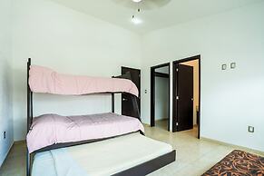 Spacious 5 Bedroom Oasis with Pool & BBQ