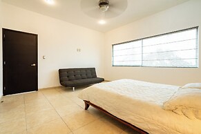 Spacious 5 Bedroom Oasis with Pool & BBQ