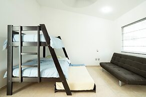 Spacious 5 Bedroom Oasis with Pool & BBQ