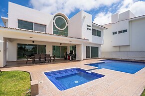 Spacious 5 Bedroom Oasis with Pool & BBQ