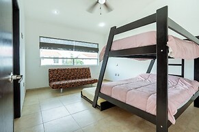 Spacious 5 Bedroom Oasis with Pool & BBQ