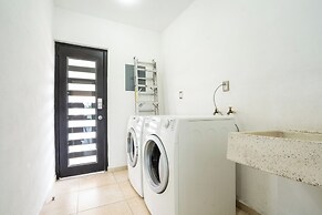 Spacious 5 Bedroom Oasis with Pool & BBQ