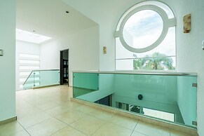 Spacious 5 Bedroom Oasis with Pool & BBQ