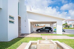 Spacious 5 Bedroom Oasis with Pool & BBQ