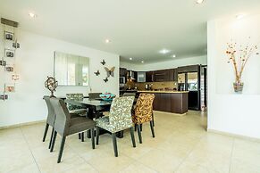 Spacious 5 Bedroom Oasis with Pool & BBQ