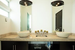 Spacious 5 Bedroom Oasis with Pool & BBQ