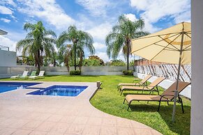 Spacious 5 Bedroom Oasis with Pool & BBQ