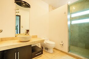 Spacious 5 Bedroom Oasis with Pool & BBQ