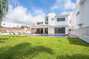 Spacious 5 Bedroom Oasis with Pool & BBQ