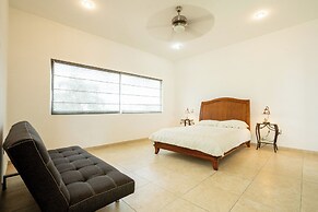 Spacious 5 Bedroom Oasis with Pool & BBQ