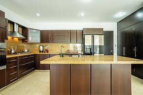 Spacious 5 Bedroom Oasis with Pool & BBQ