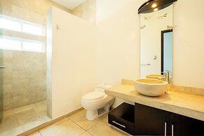 Spacious 5 Bedroom Oasis with Pool & BBQ