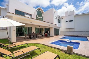 Spacious 5 Bedroom Oasis with Pool & BBQ