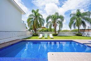 Spacious 5 Bedroom Oasis with Pool & BBQ