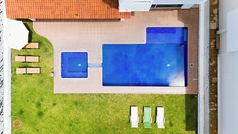 Spacious 5 Bedroom Oasis with Pool & BBQ