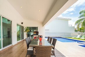 Spacious 5 Bedroom Oasis with Pool & BBQ