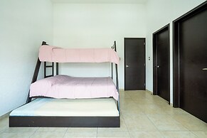 Spacious 5 Bedroom Oasis with Pool & BBQ