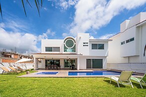 Spacious 5 Bedroom Oasis with Pool & BBQ