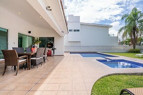 Spacious 5 Bedroom Oasis with Pool & BBQ