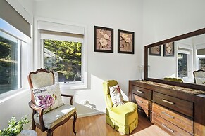 Blossoms on the Bay - 4 Bedrooms