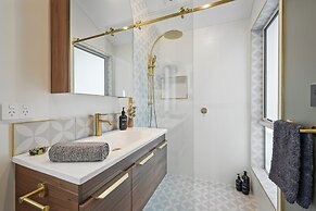 Blossoms on the Bay - 4 Bedrooms