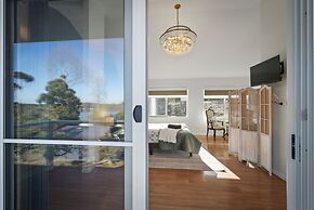 Blossoms on the Bay - 4 Bedrooms