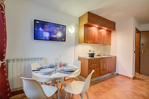 L Aquila Campo Smith On The Ski Slopes