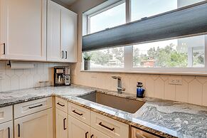 Golden Home: Hot Tub & Mountain-view Rooftop Deck!
