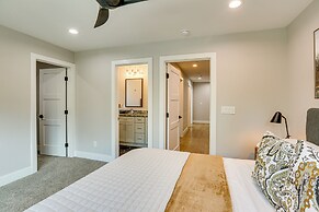 Golden Home: Hot Tub & Mountain-view Rooftop Deck!