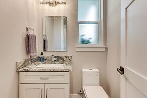 Hot Tub & Mtn-view Rooftop Deck: Golden Home