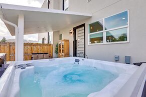 Hot Tub & Mtn-view Rooftop Deck: Golden Home