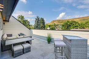 Hot Tub & Mtn-view Rooftop Deck: Golden Home