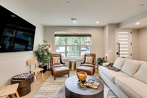 Hot Tub & Mtn-view Rooftop Deck: Golden Home