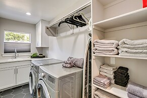 Hot Tub & Mtn-view Rooftop Deck: Golden Home