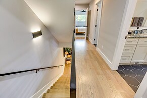 Hot Tub & Mtn-view Rooftop Deck: Golden Home