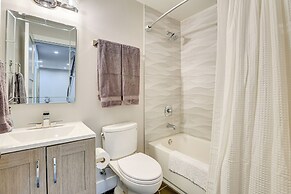 Hot Tub & Mtn-view Rooftop Deck: Golden Home