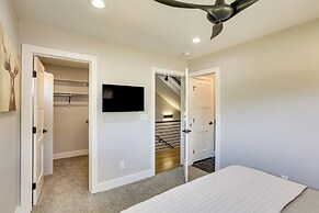 Hot Tub & Mtn-view Rooftop Deck: Golden Home