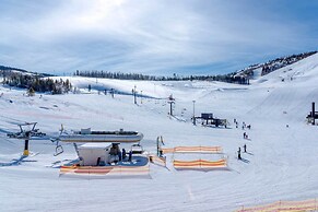Mtn-view 'slopeside Chalet' in Granby Ranch!