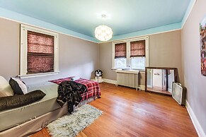 6 Mi to Naval Base: Spacious Waukegan Home w/ Yard