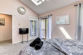 Pocono Getaway: Hot Tub, Community Lake Access!