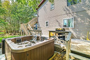 Pocono Getaway: Hot Tub, Community Lake Access!