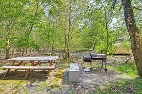 Pocono Getaway: Hot Tub, Community Lake Access!