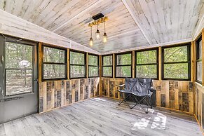 Pocono Getaway: Hot Tub, Community Lake Access!