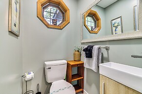 Pocono Getaway: Hot Tub, Community Lake Access!