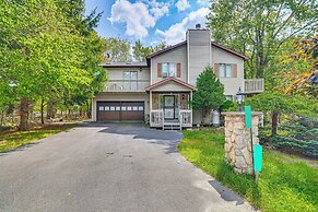 Pocono Getaway: Hot Tub, Community Lake Access!